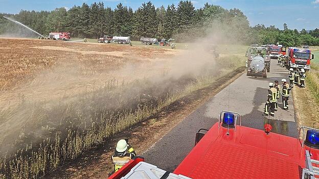 Feuerwehr und Landwirte arbeiten Hand in Hand. Feuerwehr und Landwirte arbeiten Hand in Hand.