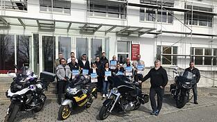 Das Organisationsteam des 26. Ökumenischen Motorradgottesdienstes mit Dekan Johannes Plank (6.v.r.), Pfarrer Bernd Reuther (3.v.r.) und Pfarrer Frank Möwes (4.v.r.). Das Organisationsteam des 26. Ökumenischen Motorradgottesdienstes mit Dekan Johannes Plank (6.v.r.), Pfarrer Bernd Reuther (3.v.r.) und Pfarrer Frank Möwes (4.v.r.).