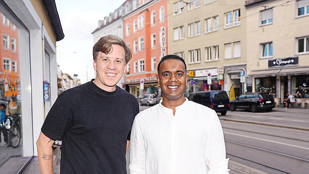 Die Buchautoren und Ex-Kiffer Moritz Berg (l.) und John Pommes in ihrem Heimatviertel Giesing Die Buchautoren und Ex-Kiffer Moritz Berg (l.) und John Pommes in ihrem Heimatviertel Giesing