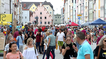 Die Neustadt als Aufenthaltsort: Wie das aussehen könnte, war beim Straßenfest zu sehen, mit dem im Juni 2017 der Abschluss der Neugestaltung gefeiert wurde. Mittlerweile, so die Umfrage des VCD, wird die Entwicklung der Neustadt mehrheitlich als Verschlechterung wahrgenommen. Die Neustadt als Aufenthaltsort: Wie das aussehen könnte, war beim Straßenfest zu sehen, mit dem im Juni 2017 der Abschluss der Neugestaltung gefeiert wurde. Mittlerweile, so die Umfrage des VCD, wird die Entwicklung der Neustadt mehrheitlich als Verschlechterung wahrgenommen.