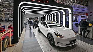Wegen eines Formfehlers in Kaufverträgen könnte auf Tesla eine Klagewelle zurollen. Wegen eines Formfehlers in Kaufverträgen könnte auf Tesla eine Klagewelle zurollen.