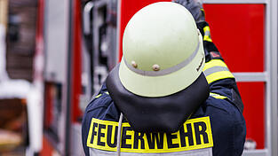 Die Feuerwehr konnte ein Übergreifen des Feuers verhindern. (Symbolbild) Die Feuerwehr konnte ein Übergreifen des Feuers verhindern. (Symbolbild)