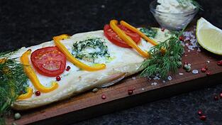 Forelle mal anders! Die gegrillten Fischfilets sehen zudem sehr ansprechend aus, wenn sie auf der Holzplanke zubereitet werden. Forelle mal anders! Die gegrillten Fischfilets sehen zudem sehr ansprechend aus, wenn sie auf der Holzplanke zubereitet werden.