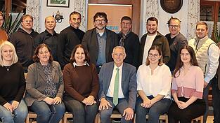 Bürgermeister Georg Krojer steht als Spitzenkandidat mit insgesamt 16 Kandidaten und zwei Ersatzkandidaten auf der Liste der Freien Wählergemeinschaft Mauern. Bürgermeister Georg Krojer steht als Spitzenkandidat mit insgesamt 16 Kandidaten und zwei Ersatzkandidaten auf der Liste der Freien Wählergemeinschaft Mauern.