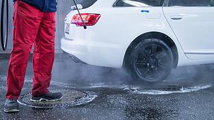 Fokus auf die Felgen: Eine Vorwäsche verbessert das Ergebnis der Waschanlage. Fokus auf die Felgen: Eine Vorwäsche verbessert das Ergebnis der Waschanlage.