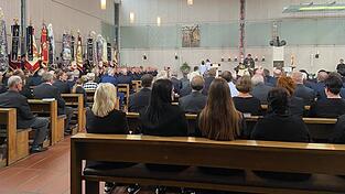 Eine große Trauergemeinde fand sich in der Kirche ein. Eine große Trauergemeinde fand sich in der Kirche ein.