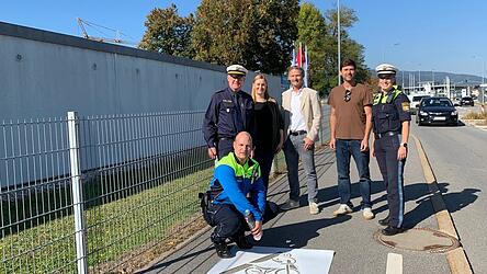 Start frei für die Geisterradler-Aktion von Polizei, Stadt Deggendorf und Kreisverkehrswacht: Ab sofort machen an der Graflinger Straße Piktogramme Radfahrer darauf aufmerksam, dass sie in falscher Richtung unterwegs sind. Weitere grafische Darstellungen an anderer Stelle folgen. Von links: POK Andreas Pilsl (kniend), PD Markus Völkl, Ordnungsamtsleiterin Elisabeth Aigner, Heinz Schott von der Kreisverkehrswacht, Mobilitätsmanager Simon Renner und Polizeipressesprecherin Johanna Vogl. Start frei für die Geisterradler-Aktion von Polizei, Stadt Deggendorf und Kreisverkehrswacht: Ab sofort machen an der Graflinger Straße Piktogramme Radfahrer darauf aufmerksam, dass sie in falscher Richtung unterwegs sind. Weitere grafische Darstellungen an anderer Stelle folgen. Von links: POK Andreas Pilsl (kniend), PD Markus Völkl, Ordnungsamtsleiterin Elisabeth Aigner, Heinz Schott von der Kreisverkehrswacht, Mobilitätsmanager Simon Renner und Polizeipressesprecherin Johanna Vogl.