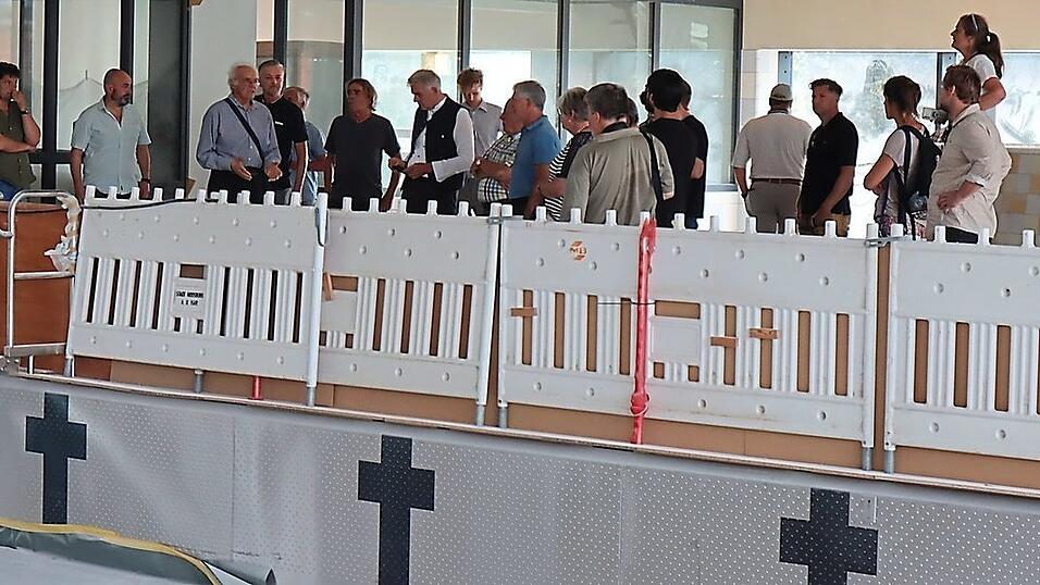 Wichtiger Ortstermin vor der Sommerpause: Der Moosburger Stadtrat besichtigte die Baustelle des Hallenbades in der Bonau und informierte sich über den Stand bei den Ausbesserungsarbeiten und den Baufortschritt. Wichtiger Ortstermin vor der Sommerpause: Der Moosburger Stadtrat besichtigte die Baustelle des Hallenbades in der Bonau und informierte sich über den Stand bei den Ausbesserungsarbeiten und den Baufortschritt.