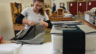 Raumausstatterin Linda Besler arbeitet an ihrem Werkstück, einem Schaumstoffwürfel, der bezogen und verziert werden musste. In den Räumen des Beruflichen Schulzentrums Mainburg fand die Deutsche Meisterschaft für Raumausstatter und Sattler statt. Raumausstatterin Linda Besler arbeitet an ihrem Werkstück, einem Schaumstoffwürfel, der bezogen und verziert werden musste. In den Räumen des Beruflichen Schulzentrums Mainburg fand die Deutsche Meisterschaft für Raumausstatter und Sattler statt.
