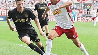 Den Pokal-Coup zum Greifen nahe hatten Benedikt Bauer (r.) und der SSV Jahn Regensburg gegen den 1. FC Köln. Doch in der Nachspielzeit entriss der Favorit mit Marius Bülter (l.) dem Drittligisten noch den fast sicher geglaubten Erfolg. Den Pokal-Coup zum Greifen nahe hatten Benedikt Bauer (r.) und der SSV Jahn Regensburg gegen den 1. FC Köln. Doch in der Nachspielzeit entriss der Favorit mit Marius Bülter (l.) dem Drittligisten noch den fast sicher geglaubten Erfolg.