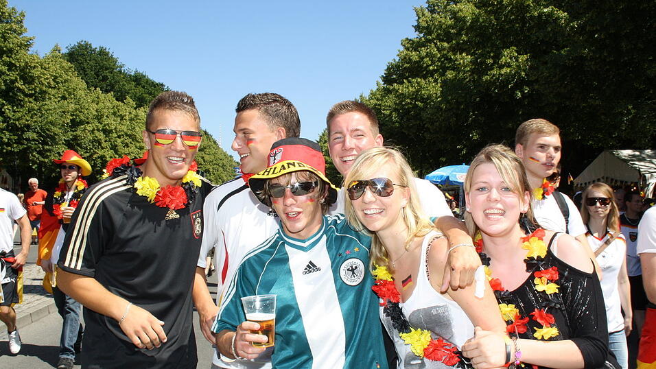 Christian Fertl war am Sonntag auf der Fanmeile in Berlin und erlebte dort das Achtelfinale gegen England auf Großleinwand. Christian Fertl war am Sonntag auf der Fanmeile in Berlin und erlebte dort das Achtelfinale gegen England auf Großleinwand.