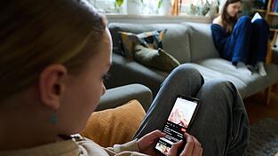 EU-Kommissionspräsidentin Ursula von der Leyen hatte der Debatte mit ihrer Forderung nach einer Altersgrenze in den sozialen Medien zuletzt neuen Auftrieb gegeben. (Symbolbild) EU-Kommissionspräsidentin Ursula von der Leyen hatte der Debatte mit ihrer Forderung nach einer Altersgrenze in den sozialen Medien zuletzt neuen Auftrieb gegeben. (Symbolbild)