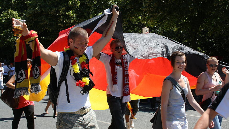 Christian Fertl war am Sonntag auf der Fanmeile in Berlin und erlebte dort das Achtelfinale gegen England auf Großleinwand. Christian Fertl war am Sonntag auf der Fanmeile in Berlin und erlebte dort das Achtelfinale gegen England auf Großleinwand.