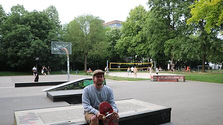 Reges Treiben herrscht im Jugendzentrum Arena gegen 20 Uhr, die Uhrzeit zu der - zumindest nach Sicht des Beschwerdeführers - eigentlich alle verschwinden sollen. Für Maximilian Becker von Spot e. V. ist die Situation vor Ort eine „totale Katastrophe“. Reges Treiben herrscht im Jugendzentrum Arena gegen 20 Uhr, die Uhrzeit zu der - zumindest nach Sicht des Beschwerdeführers - eigentlich alle verschwinden sollen. Für Maximilian Becker von Spot e. V. ist die Situation vor Ort eine „totale Katastrophe“.
