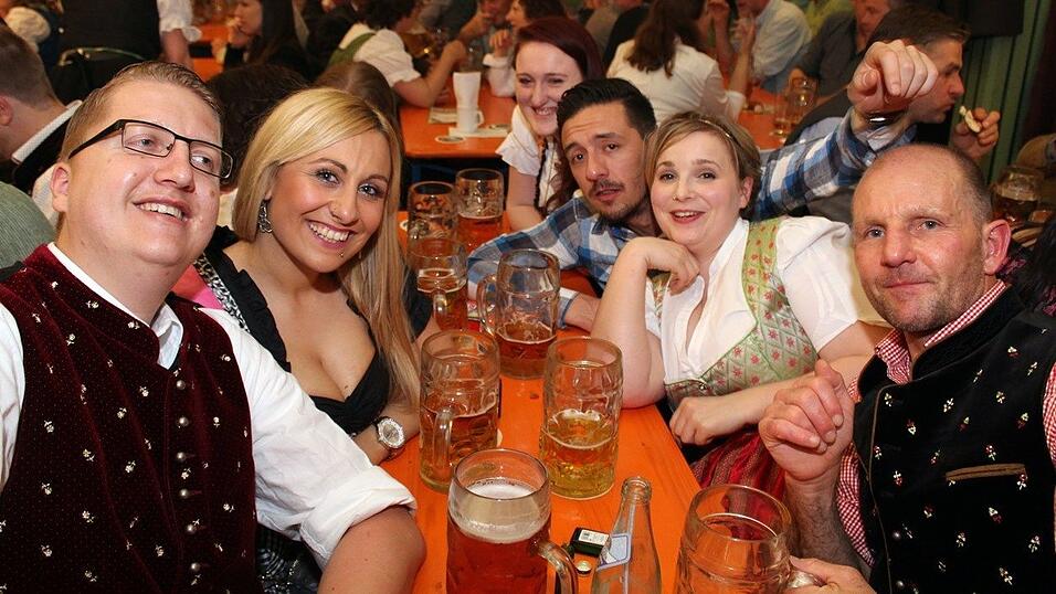 Die Frühjahrsdult 2017 in Landshut neigt sich dem Ende entgegen. Grund genug, noch einmal richtig in den Bierzelten zu feiern - abgerundet vom traditionellen Feuerwerk. Die Frühjahrsdult 2017 in Landshut neigt sich dem Ende entgegen. Grund genug, noch einmal richtig in den Bierzelten zu feiern - abgerundet vom traditionellen Feuerwerk.