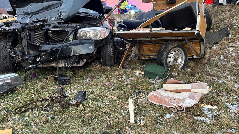 Sowohl die Kutsche als auch das Auto sind bei dem Unfall schwer beschädigt worden. Sowohl die Kutsche als auch das Auto sind bei dem Unfall schwer beschädigt worden.
