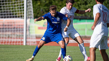 Bogens Michael Faber - hier eine Szene aus der Partie gegen Hauzenberg - nimmt sich tief in der Nachspielzeit der Partie gegen Schwandorf-Ettmannsdorf ein Herz und rettet seiner Mannschaft mit seinem Treffer zum 2:2 einen Punkt. Bogens Michael Faber - hier eine Szene aus der Partie gegen Hauzenberg - nimmt sich tief in der Nachspielzeit der Partie gegen Schwandorf-Ettmannsdorf ein Herz und rettet seiner Mannschaft mit seinem Treffer zum 2:2 einen Punkt.