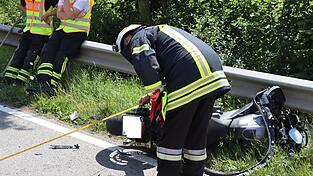 Das Motorrad lag an der Leitplanke, der Fahrer wurde leicht verletzt. Das Motorrad lag an der Leitplanke, der Fahrer wurde leicht verletzt.