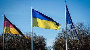 Die Fahnen von Deutschland, der Ukraine und Europa wehen am vergangenen Wochenende für den Besuch des ukrainischen Präsidenten vor dem Schloss Bellevue im Wind. Die Finanzierung der Ukraine ist ein wichtiger Punkt auf dem EU-Gipfel diese Woche. Die Fahnen von Deutschland, der Ukraine und Europa wehen am vergangenen Wochenende für den Besuch des ukrainischen Präsidenten vor dem Schloss Bellevue im Wind. Die Finanzierung der Ukraine ist ein wichtiger Punkt auf dem EU-Gipfel diese Woche.