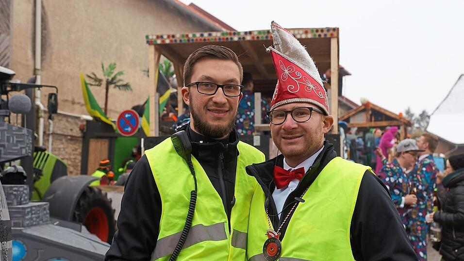 Alexander Märkl, 1. Präsident des Faschingskomitees Köfering (l.) und Ehrenpräsident Manuel Hagen (r.), hier vorm Start zum letzten Gaudiwurm, kündigten Einlasskontrollen auf mitgebrachte Alkoholika für den Faschingszug 2019 an. Alexander Märkl, 1. Präsident des Faschingskomitees Köfering (l.) und Ehrenpräsident Manuel Hagen (r.), hier vorm Start zum letzten Gaudiwurm, kündigten Einlasskontrollen auf mitgebrachte Alkoholika für den Faschingszug 2019 an.