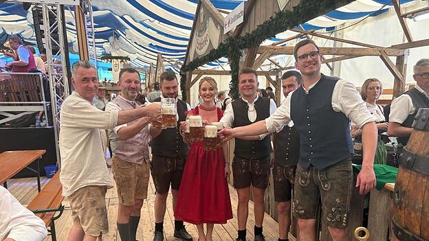 Bürgermeister, Festwirt und Pfingstbrautpaar zapfen das erst Fass 's´Kötztinger' an. Bürgermeister, Festwirt und Pfingstbrautpaar zapfen das erst Fass 's´Kötztinger' an.