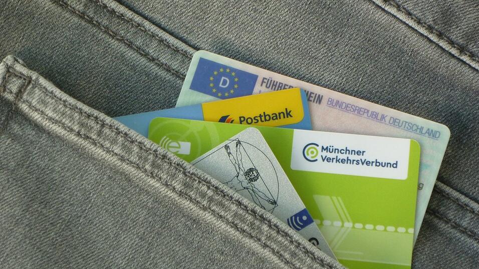 Viele Karten begleiten einen durchs Leben. Seit geraumer Zeit ist auch aus dem Führerschein, dem einstigen „Lappen“, eine Karte geworden. Viele Karten begleiten einen durchs Leben. Seit geraumer Zeit ist auch aus dem Führerschein, dem einstigen „Lappen“, eine Karte geworden.