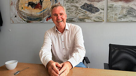 Euro-Rast-Geschäftsführer Johannes Witt am historischen Vielberth-Tisch. Euro-Rast-Geschäftsführer Johannes Witt am historischen Vielberth-Tisch.