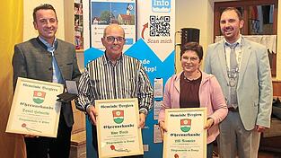 Bürgermeister Anton Scherer (r.) überreichte Bürgermedaillen an (v.l.) Daniel Helmecke, Uwe Breit und Lilli Neumeier. Bürgermeister Anton Scherer (r.) überreichte Bürgermedaillen an (v.l.) Daniel Helmecke, Uwe Breit und Lilli Neumeier.