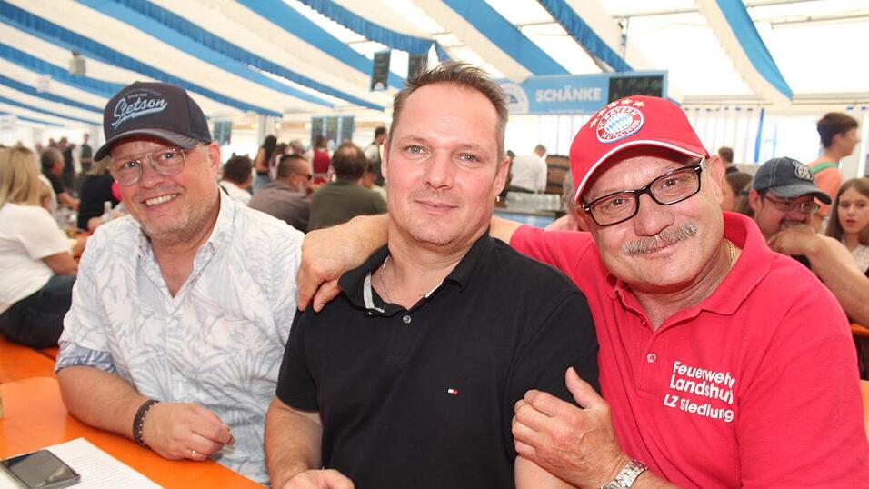 Zur Musik von Headless wurde ausgelassen gefeiert. Zur Musik von Headless wurde ausgelassen gefeiert.