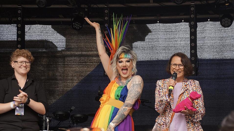 Die Dragqueen Stella deStroy. Der Dackel, den Oberbürgermeisterin Gertrud Maltz-Schwarzfischer in der Hand hält, ist ein Geschenk des Dackelmuseums. Die Dragqueen Stella deStroy. Der Dackel, den Oberbürgermeisterin Gertrud Maltz-Schwarzfischer in der Hand hält, ist ein Geschenk des Dackelmuseums.