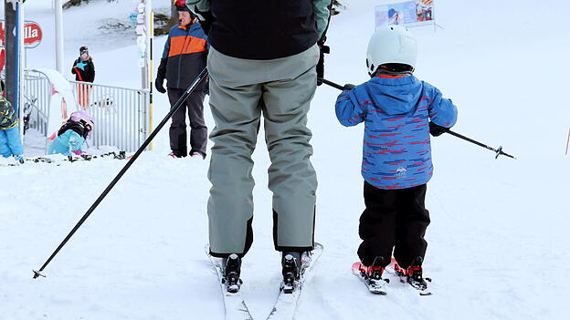 Immer weniger Kinder fahren bundesweit Ski. Eine Ausnahme ist Bayern, denn fast zwei Drittel aller jungen Ski- und Snowboardkinder Deutschlands kommen aus dem Freistaat. Immer weniger Kinder fahren bundesweit Ski. Eine Ausnahme ist Bayern, denn fast zwei Drittel aller jungen Ski- und Snowboardkinder Deutschlands kommen aus dem Freistaat.