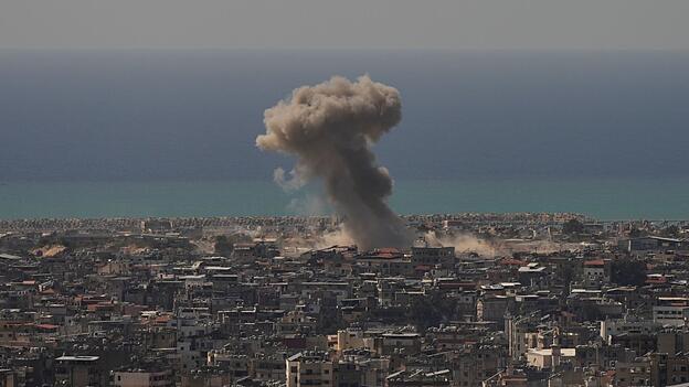 Israel bombardierte am Mittwoch zahlreiche Hisbollah-Ziele im Libanon - dabei wurden mehr als 300 Menschen getötet. Israel bombardierte am Mittwoch zahlreiche Hisbollah-Ziele im Libanon - dabei wurden mehr als 300 Menschen getötet.