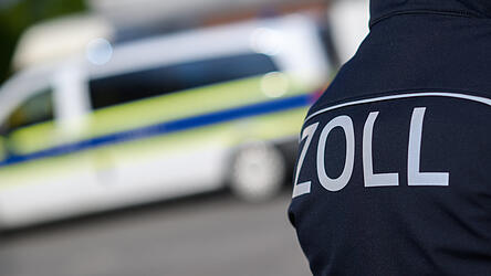 Zollbeamte haben mehrere Wohnungen durchsucht. (Symbolbild) Zollbeamte haben mehrere Wohnungen durchsucht. (Symbolbild)