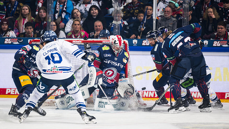 Die Eisbären Berlin spielen im Viertelfinale gegen die Straubing Tigers. Die Eisbären Berlin spielen im Viertelfinale gegen die Straubing Tigers.