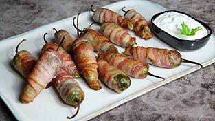 Der ideale Snack für einen spannenden Fernsehabend: Gefüllte Jalapeños im Speckmantel. Der ideale Snack für einen spannenden Fernsehabend: Gefüllte Jalapeños im Speckmantel.