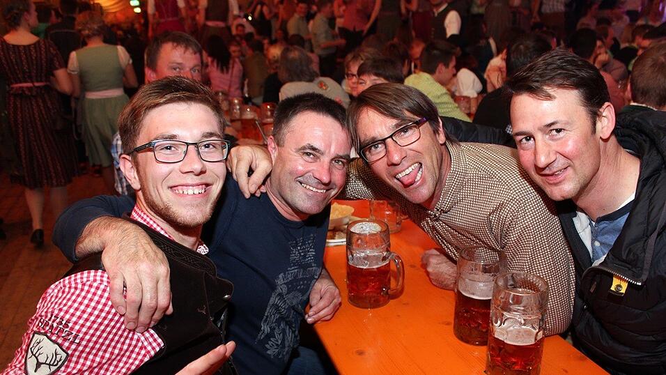 Die Frühjahrsdult 2017 in Landshut neigt sich dem Ende entgegen. Grund genug, noch einmal richtig in den Bierzelten zu feiern - abgerundet vom traditionellen Feuerwerk. Die Frühjahrsdult 2017 in Landshut neigt sich dem Ende entgegen. Grund genug, noch einmal richtig in den Bierzelten zu feiern - abgerundet vom traditionellen Feuerwerk.