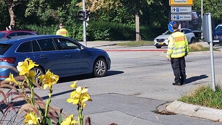 Ampel aus, Polizeibeamter vor: In Deggendorf wurde der Verkehr am Wochenende an den drei Hauptkreuzungen händisch geregelt. Ampel aus, Polizeibeamter vor: In Deggendorf wurde der Verkehr am Wochenende an den drei Hauptkreuzungen händisch geregelt.