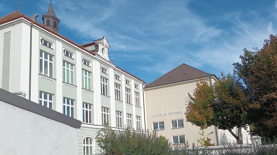 Ab dem Schuljahr 2025/26 wird das Ursulinen-Gymnasium auch Jungen aufnehmen. Ab dem Schuljahr 2025/26 wird das Ursulinen-Gymnasium auch Jungen aufnehmen.