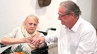 Als Zeichen ihrer Liebe steckten Erna und ihr Willi sich gegenseitig ihre Ehreringe an. Als Zeichen ihrer Liebe steckten Erna und ihr Willi sich gegenseitig ihre Ehreringe an.