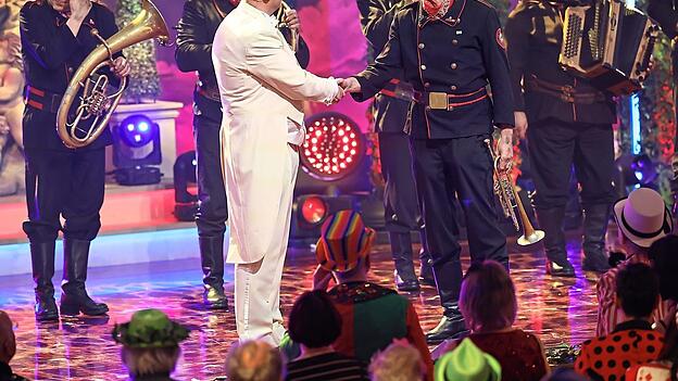 Sitzungspräsident Christoph Maul verabschiedet sich von Norbert Neugirg (2. v. r.) und seiner „Altneihauser Feierwehrkapell’n“, die nach 20 Jahren zum letzten Mal bei „Fastnacht in Franken“ auftrat. Sitzungspräsident Christoph Maul verabschiedet sich von Norbert Neugirg (2. v. r.) und seiner „Altneihauser Feierwehrkapell’n“, die nach 20 Jahren zum letzten Mal bei „Fastnacht in Franken“ auftrat.