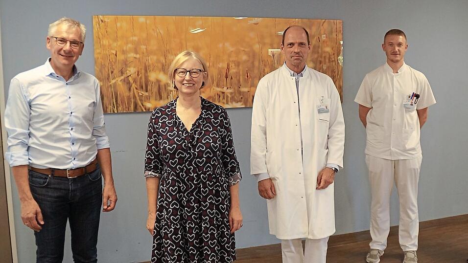 Dr. Christian Geltner (Mitte), neuer Chefarzt für Lungenheilkunde am Donau-Isar-Klinikum Landau, blickt seiner neuen Aufgabe mit Werner Bumeder (links, Landrat Landkreis Dingolfing-Landau), Dr. Inge Wolff (Vorstand des Klinikums), Bernd Sibler (rechts, Landrat Landkreis Deggendorf) und Daniel Fellner (2.v.r., Bereichsleiter Pflege) freudig entgegen. Dr. Christian Geltner (Mitte), neuer Chefarzt für Lungenheilkunde am Donau-Isar-Klinikum Landau, blickt seiner neuen Aufgabe mit Werner Bumeder (links, Landrat Landkreis Dingolfing-Landau), Dr. Inge Wolff (Vorstand des Klinikums), Bernd Sibler (rechts, Landrat Landkreis Deggendorf) und Daniel Fellner (2.v.r., Bereichsleiter Pflege) freudig entgegen.