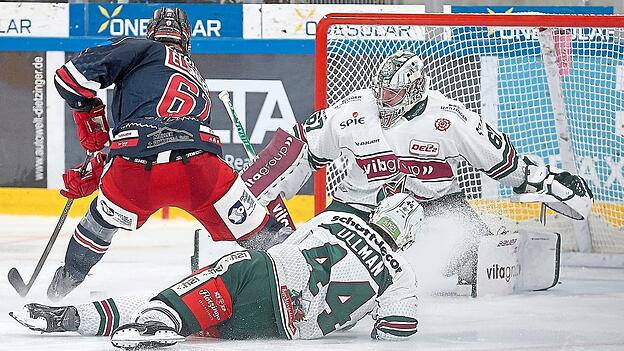 In der dritten Minute war David Elsner (links) nach seiner abgesessenen Strafzeit plötzlich auf und davon, brachte den EV Landshut mit 1:0 in Front und die VR-Bank-Landshut-Arena sprichwörtlich zum Kochen. In der dritten Minute war David Elsner (links) nach seiner abgesessenen Strafzeit plötzlich auf und davon, brachte den EV Landshut mit 1:0 in Front und die VR-Bank-Landshut-Arena sprichwörtlich zum Kochen.