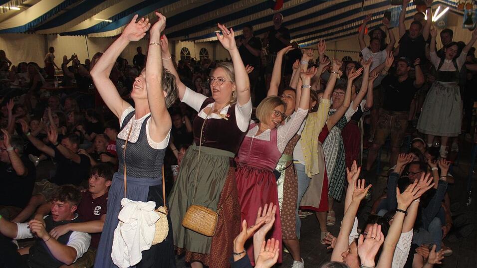 Zur Musik von Headless wurde ausgelassen gefeiert. Zur Musik von Headless wurde ausgelassen gefeiert.