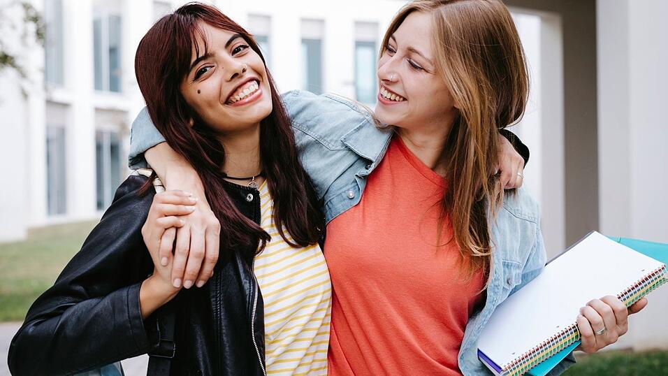 An Bayerns Universitäten und Fachhochschulen studieren seit Jahren immer mehr Frauen - auch in technischen oder naturwissenschaftlichen Fächern. (Symbolbild) An Bayerns Universitäten und Fachhochschulen studieren seit Jahren immer mehr Frauen - auch in technischen oder naturwissenschaftlichen Fächern. (Symbolbild)