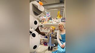 Die kleine Lily beschenkt ihren Helden. Die kleine Lily beschenkt ihren Helden.