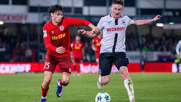 In der zweiten Halbzeit machte der Verler Mittelfeldspieler Dennis Waidner (r.), der sechs Jahre in der Bayern-Jugend spielte, Nicolas Oliveira und Co. einen Strich durch die (Auswärtssieg-)Rechnung. In der zweiten Halbzeit machte der Verler Mittelfeldspieler Dennis Waidner (r.), der sechs Jahre in der Bayern-Jugend spielte, Nicolas Oliveira und Co. einen Strich durch die (Auswärtssieg-)Rechnung.