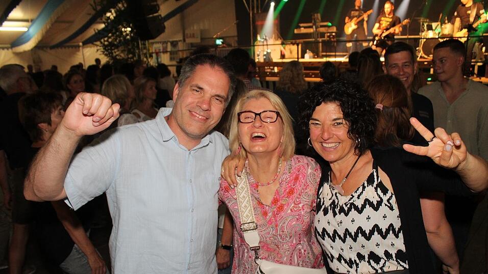 Zur Musik von Headless wurde ausgelassen gefeiert. Zur Musik von Headless wurde ausgelassen gefeiert.