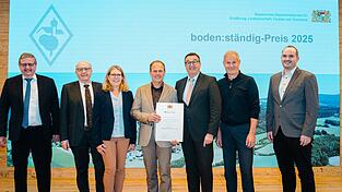 Leonhard Berger (Mitte) und Gattin Petra erhielten Glückwünsche von (v.l.) Hans-Peter Schmucker, Leiter des Amtes für Ländliche Entwicklung (ALE) Niederbayern, Kelheims Landrat Martin Neumeyer, Roland Spiller, Leiter der Verwaltung für Ländliche Entwicklung Bayern, Klaus Amann, Geschäftsführer des Landschaftspflegeverbands Kelheim VöF und Maximilian Frank, Projektleiter am ALE. Leonhard Berger (Mitte) und Gattin Petra erhielten Glückwünsche von (v.l.) Hans-Peter Schmucker, Leiter des Amtes für Ländliche Entwicklung (ALE) Niederbayern, Kelheims Landrat Martin Neumeyer, Roland Spiller, Leiter der Verwaltung für Ländliche Entwicklung Bayern, Klaus Amann, Geschäftsführer des Landschaftspflegeverbands Kelheim VöF und Maximilian Frank, Projektleiter am ALE.