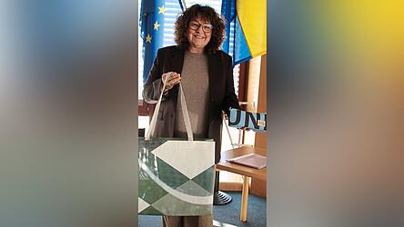 Kulturamtsleiterin Sabine Saxinger zeigt die ersten Exemplare von Taschen und Mäppchen, die aus ausrangierten Bannern entstanden sind. Kulturamtsleiterin Sabine Saxinger zeigt die ersten Exemplare von Taschen und Mäppchen, die aus ausrangierten Bannern entstanden sind.