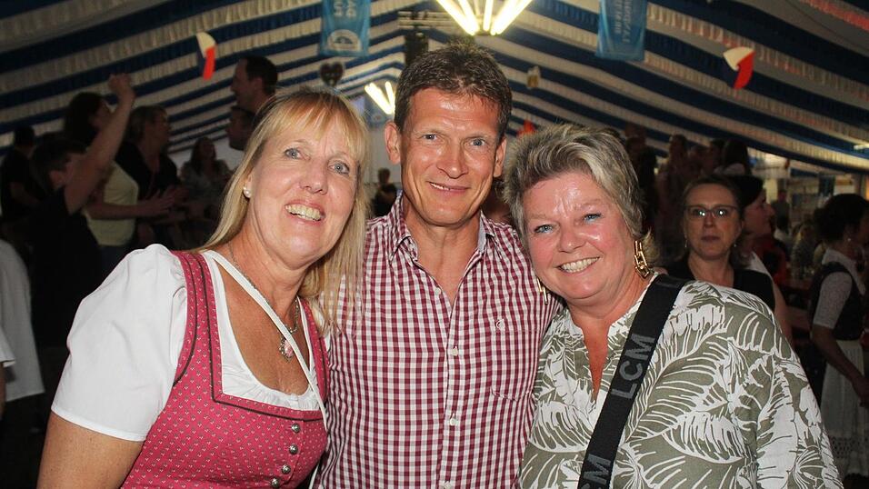 Zur Musik von Headless wurde ausgelassen gefeiert. Zur Musik von Headless wurde ausgelassen gefeiert.